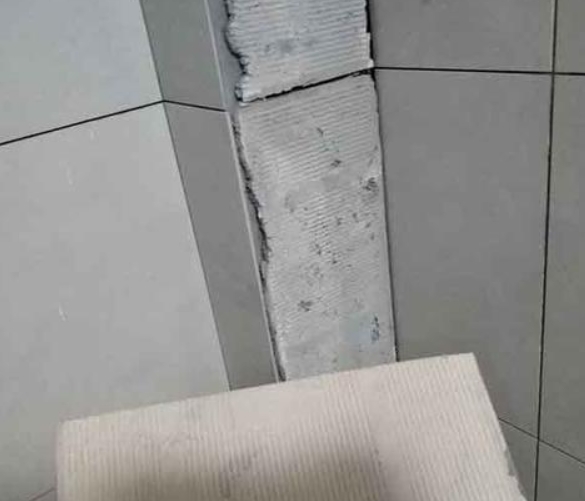 惠济瓷砖空鼓维修公司分享下厨房瓷砖脱落的补救措施。